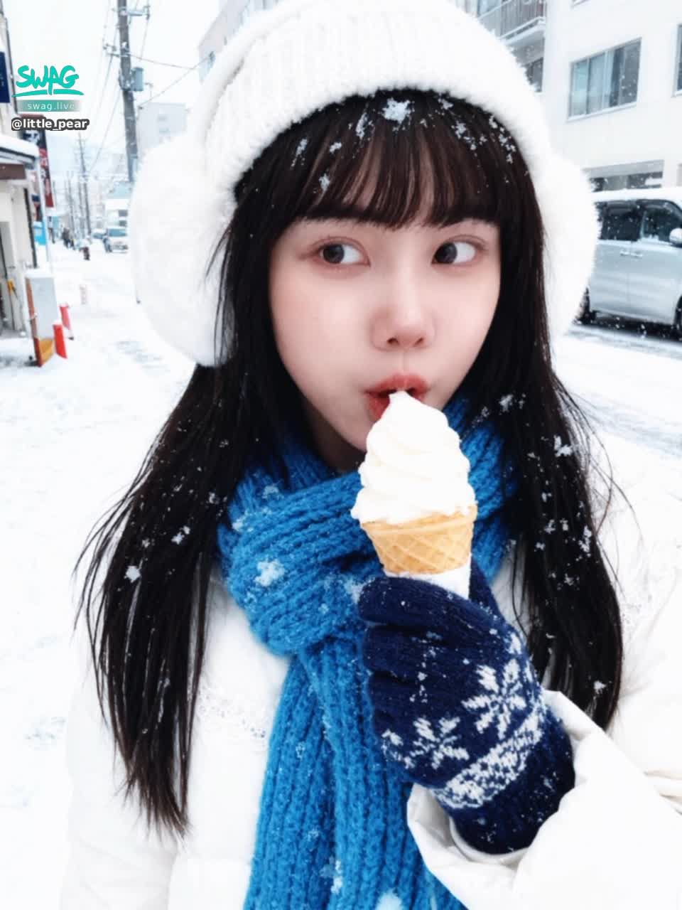 little_pear : 雪國吃冰淇淋🍦