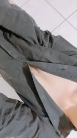 lovewowo5255 : 穿著襯衫揉揉奶..