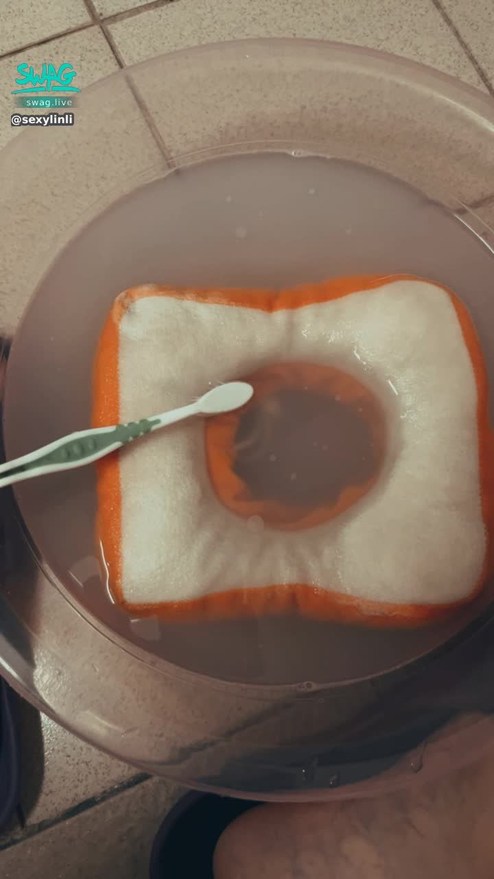sexylinli : 洗臭小咪的髒髒吐司🍞（前幾天受傷☹️帶的頭套….