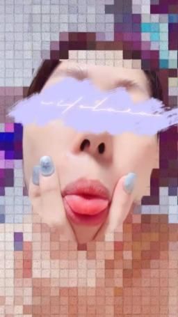 wifelara520 : 用新的方式做甲片
很像真甲光療欸
成功耶💛

#美甲
#舌頭