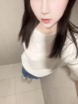 alsghvv : 看起來很乖的穿搭
只有我自己最知道裡面有多壞😈內衣根本包不住奶
整個外露出來😳