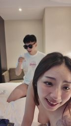 babes.private : 剛開始就先搖屁屁也太可愛了吧 屁股超美的
對著境頭不停顯現出淫蕩的表情
讓墨鏡男一直抽插 騷穴太緊還被插到抖不停💦