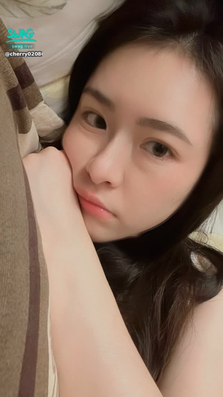 cherry020800 : 上班一直想著下班😅這就是禮拜一的緣故嗎：（ 希望今天不要再加班了～ #生活 #日常 #露臉 #可愛 #素人