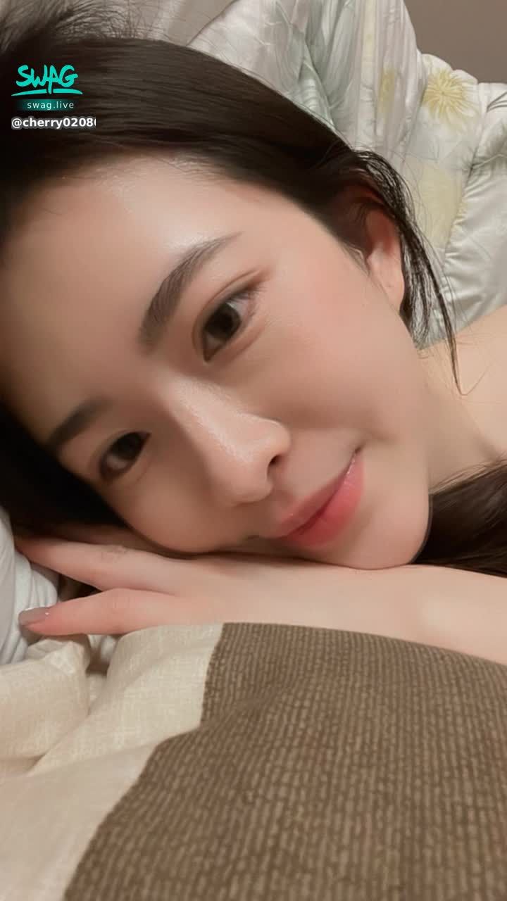 cherry020800 : 想要回到我溫暖的床❤️但是冬天來了~旁邊沒人躺好像很難溫暖起來🫣誰要一起躺🤣❤️ #露臉 #日常 #生活 #可愛 #素人