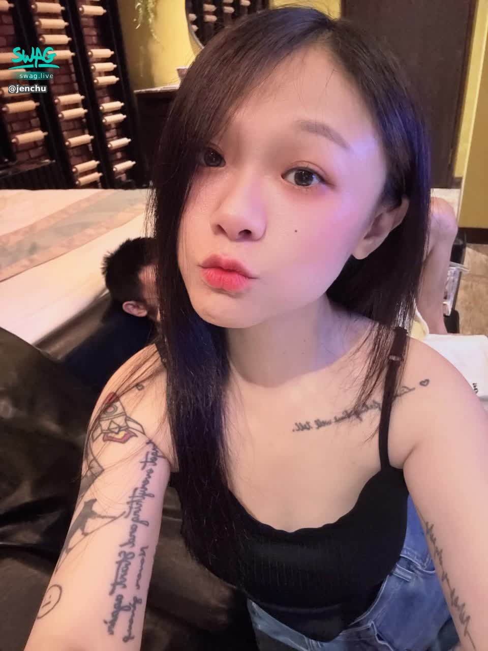 jenchu : 雖然沒時間開播～但我很努力拍影片喔😈
每個私訊我都有看❤️也會親自回
你們提供的意見～我都會納入影片中><
想要看我最近拍的影片～自己私訊我💦👄

#私訊 #露臉 #甜美 #sexy #性感 #生活 #騷 #大奶🔥 #奶
