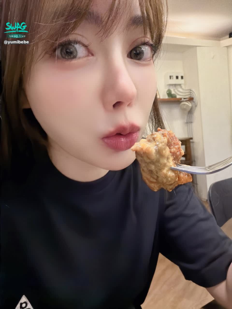 yumibebe : 一個人吃飯，好像少了點什麼🤔如果你在，應該會餵我吃一口嗎？