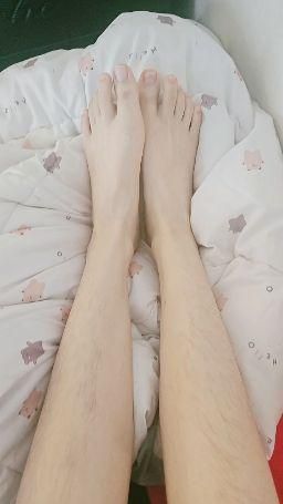 aileenn : 美腿配上毛毛😋🥵✨️❤️