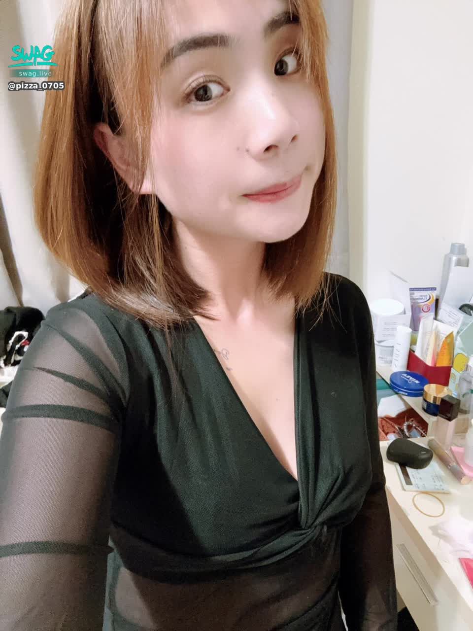 pizza_0705 : 想要穿得美美的出去玩❤️誰要跟我一起呢～跟我約會不用禮物歐👀吃個飯交朋友～ #sexy #性感 #生活 #奶 #日常 #約會