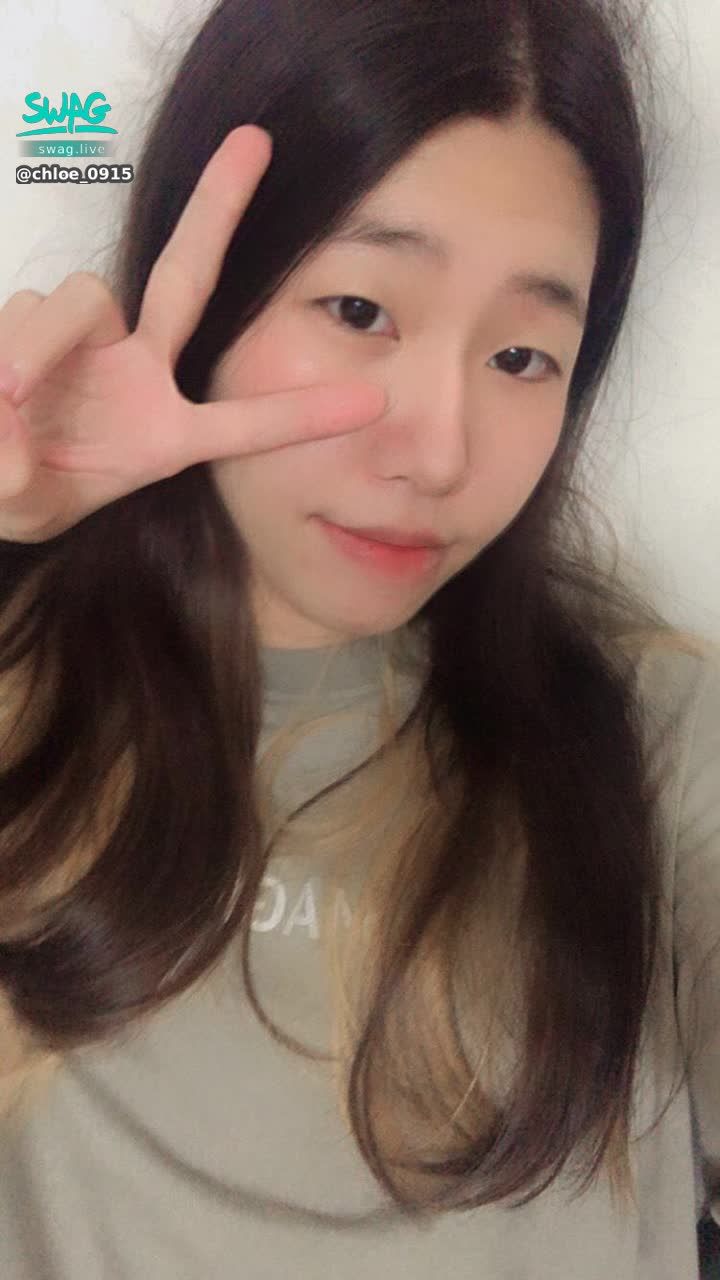 chloe_0915 : 好不想起床哈哈🤣這天氣只想跟你窩在床上抱整天:) #sexy #性感 #生活 #日常 #露臉 #可愛