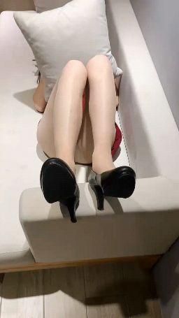  : 絲襪高跟鞋，腳架在沙發邊，足交起來真方便