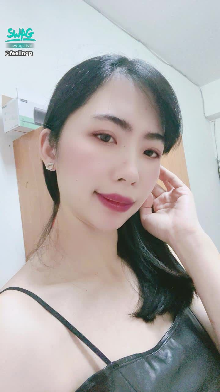 feelingg : 今晚是性感火辣女友與男友的日常🔥，9:30我會在直播間等我的男朋友來今晚誰可以擁有我？🈵8萬鑽表演激情慰慰⛱️☀️刷一個9999鑽💍大禮💝免費換小美私訊專屬影片
