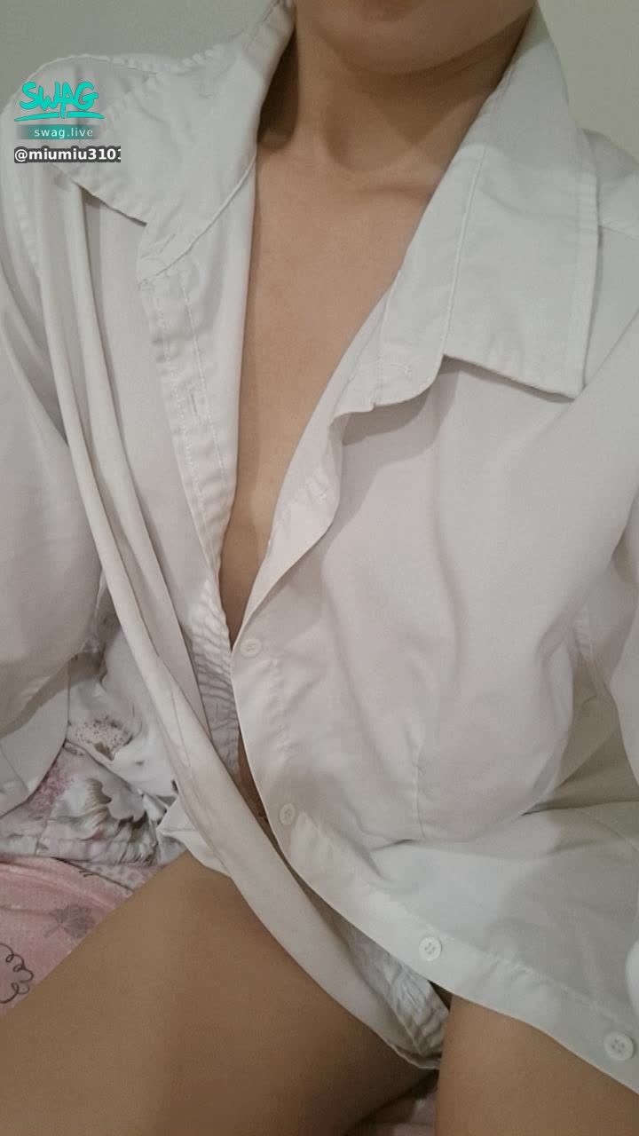 miumiu31013 : 週六晚上限時表演10分鐘，喜歡我的小伙伴要多多支持喔💕#貧乳 #襯衫