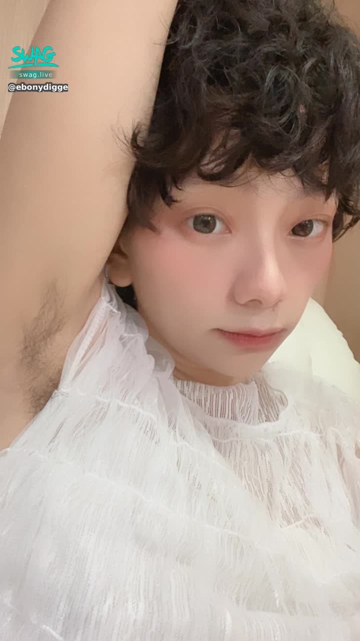 ebonydigger7224 : 穿衣服配腋毛很突兀嗎？
我覺得很好看哇～