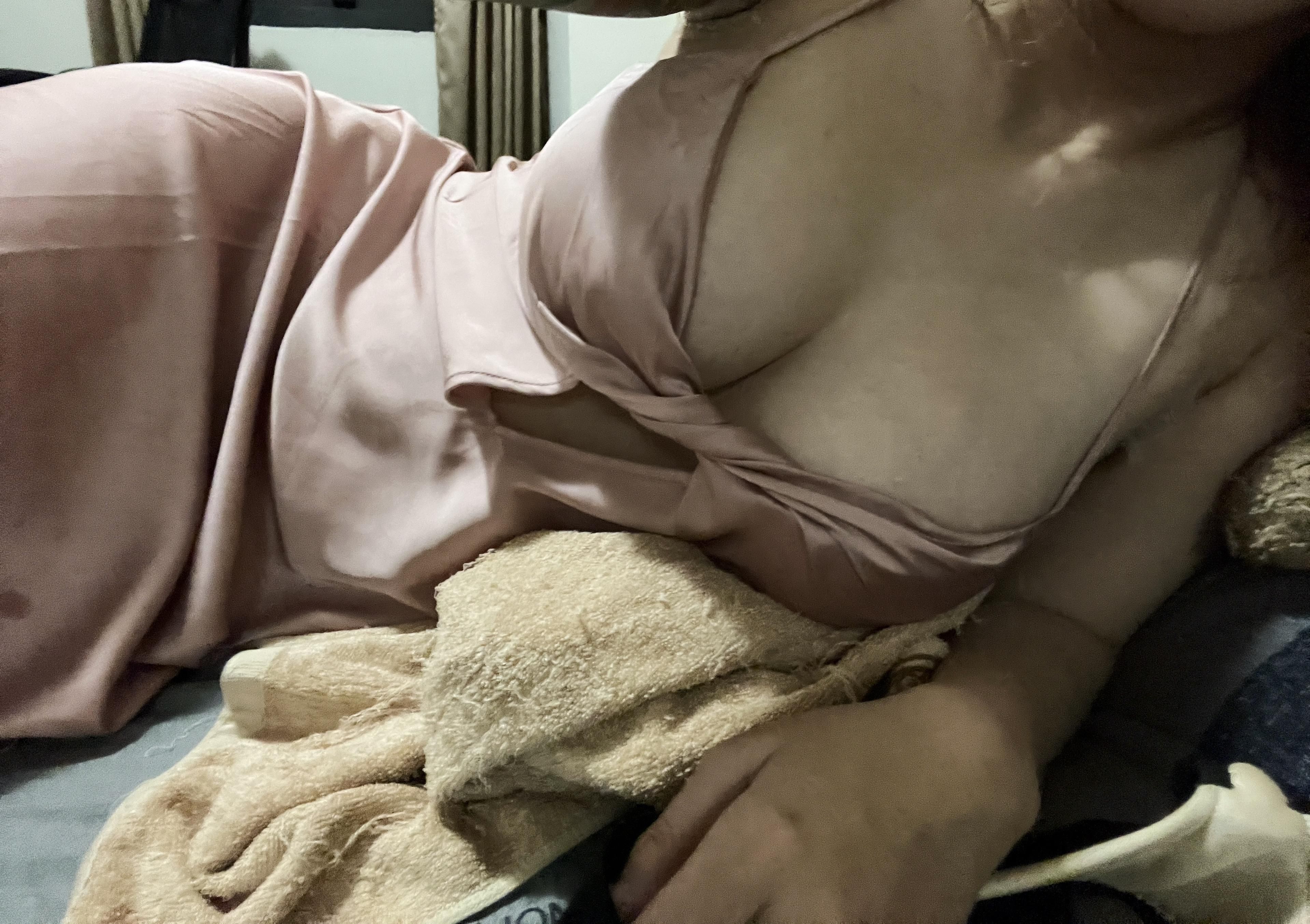 nini112123 : #戶外跳蛋 
明明只想吃晚餐…
結果被自己的小秘密折磨到腿抖。
保持優雅好難喔😌

打開看看我裙子裡的秘密嗎？