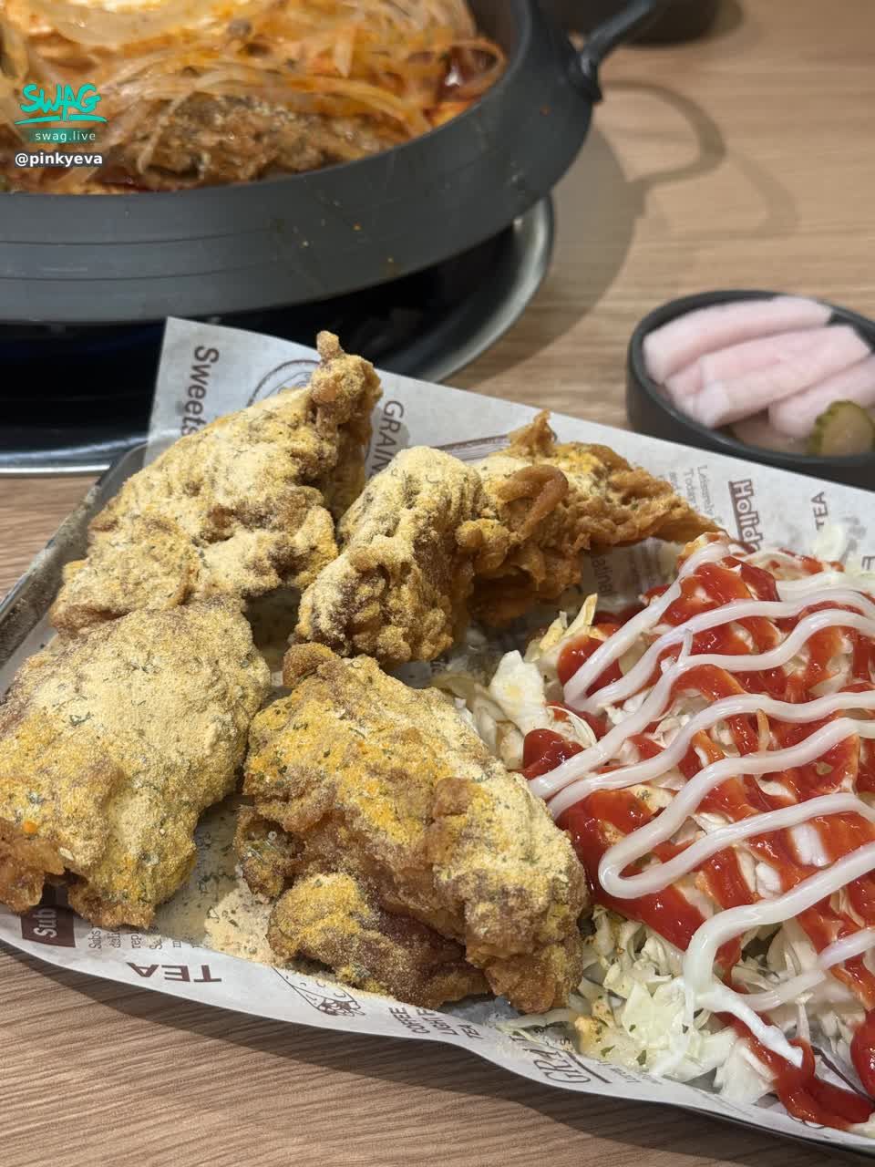 pinkyeva : 吃飯囉各位寶寶😝