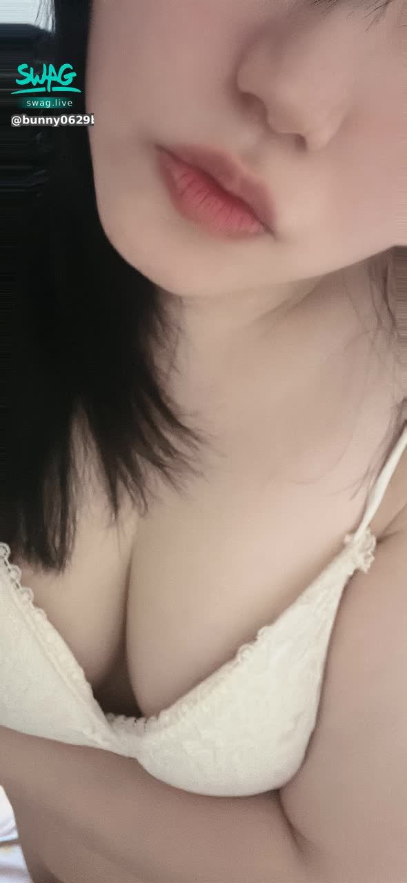 bunny0629bh. : 目測這樣罩杯多大?私訊猜對送你一部影片😈 #巨乳 #大奶🔥 #sexy #性感 #生活 #騷 #奶