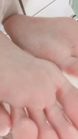 lovewowo5255 : 超髒的腳底😂😂😂