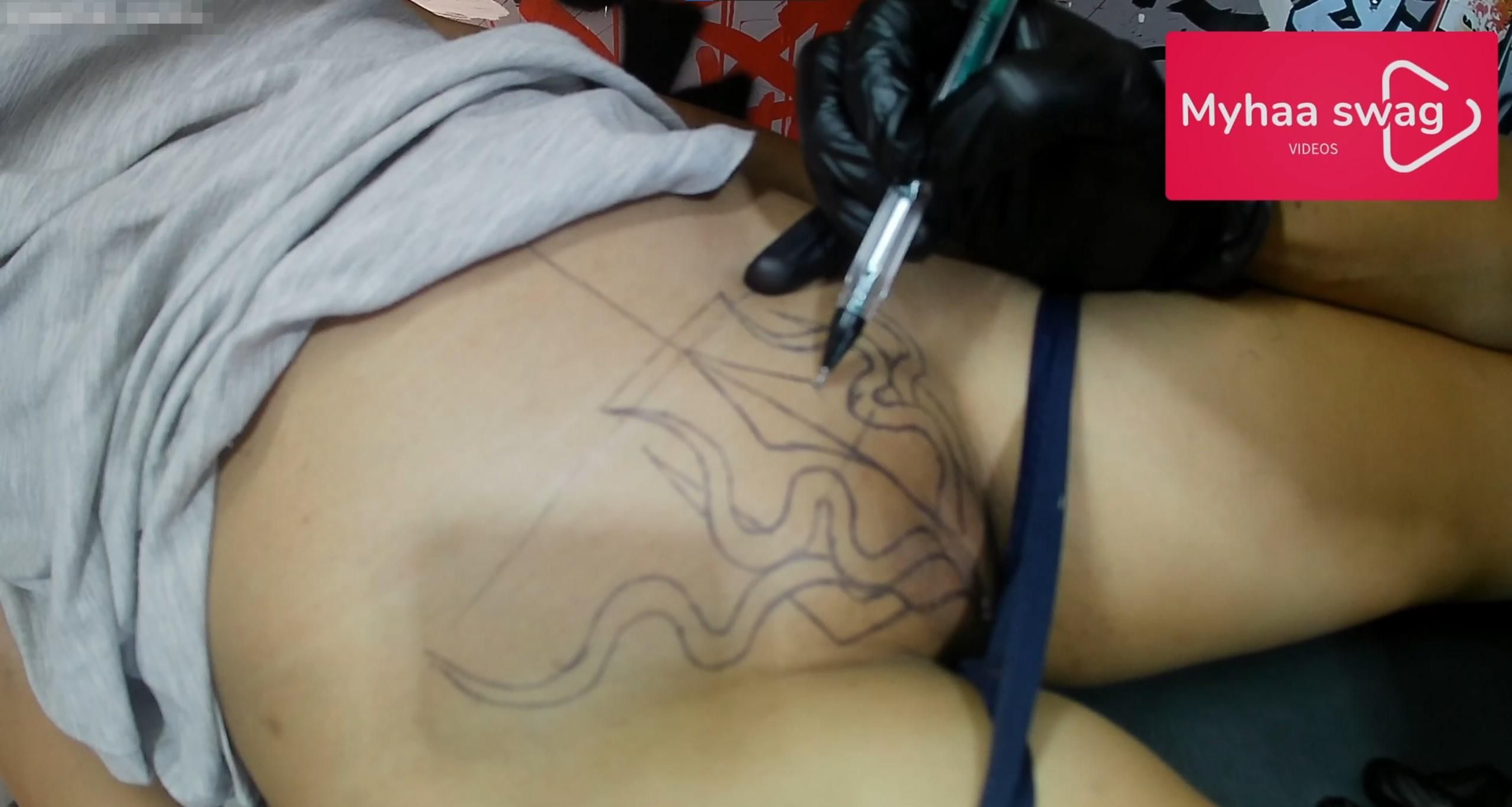 lonerain2409 : 我亲眼目睹了我的朋友纹身。（第一部分）