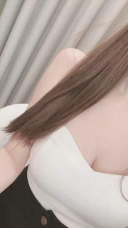 mollyflower : 平口衣服真的會一直往下滑⋯
11/11(二)晚上10點直播呦❤️