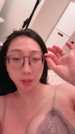 bershuka : 睡前講幹話外加揉奶🤍✨