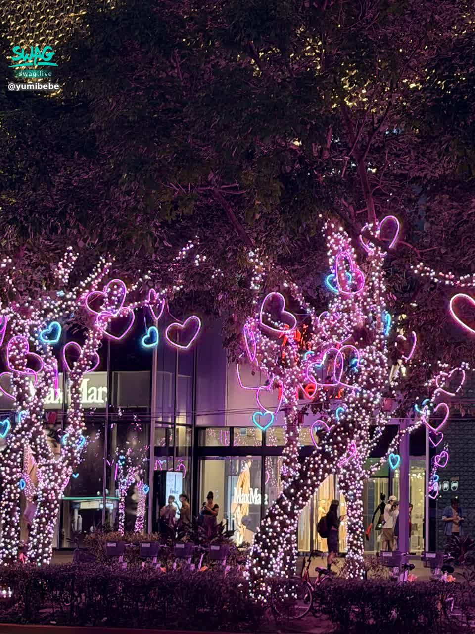 yumibebe : 這樣的燈光…是不是有一點像戀愛的顏色？」
主文案：
走在燈光灑下的街道，忽然覺得有點想你💜
如果現在有人牽我走這段路，應該會很溫暖吧？