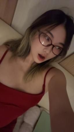 lovelyamber : 女教師幫你在座位下幫你吃🤭