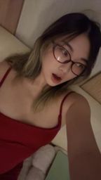 lovelyamber : 女教師幫你在座位下幫你吃🤭