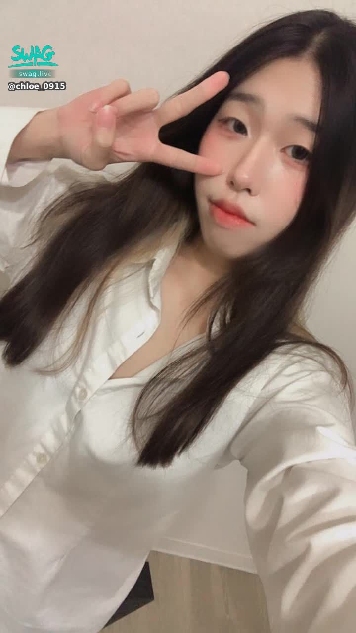 chloe_0915 : 衣服不會穿好怎麼辦🫣你要來幫我穿嗎？私訊告訴我❤️ #私訊 #日常 #生活 #露臉 #可愛 #貧乳