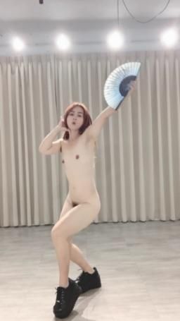 wasteful : 全裸古典舞蹈表演「城裡的月光」