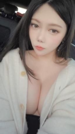 shallybabe : 一上車就不想穿內衣😊
#巨乳#小隻馬#發騷