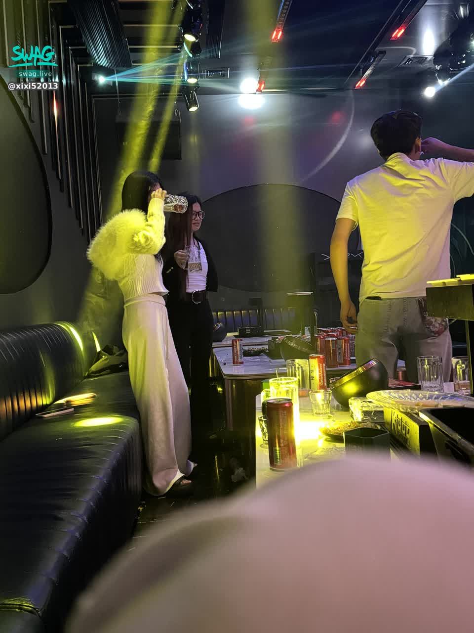 xixi52013 : 准备拉这两个幼师去开房