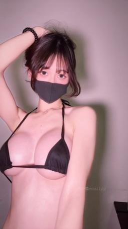 miss11yiyi : 比基尼 白虎伊伊👙💝