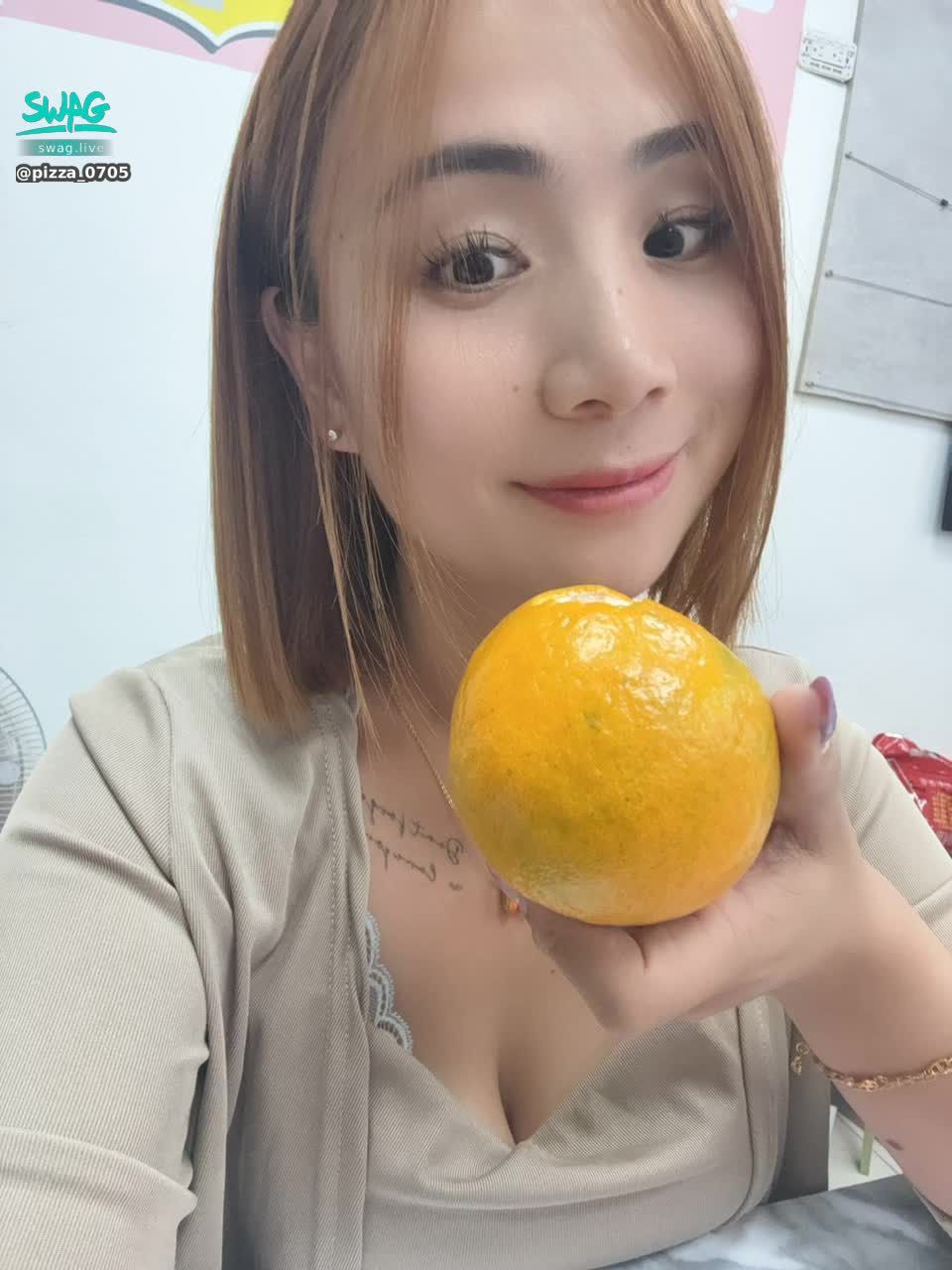 pizza_0705 : 客人說這個橘子跟我的奶一樣大🤣什麼意思啦...感覺很小耶🫣你們評評理?還是我誤會他了 #日常 #生活 #奶 #露臉 #素人