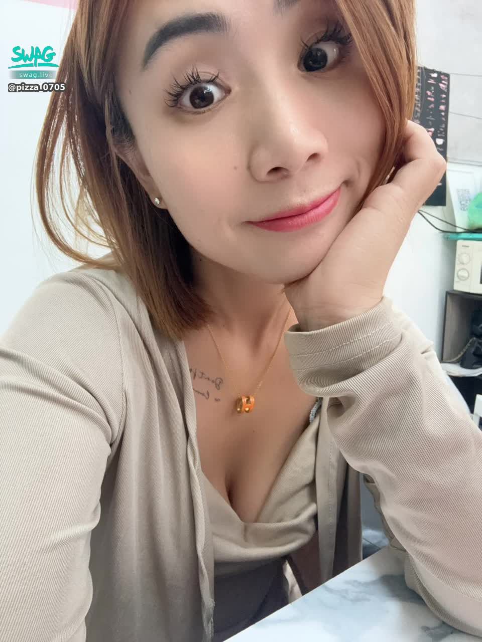 pizza_0705 : 颱風要來了～想趕快躲回家
有人要來我家一起避難嗎🫣😈

#sexy #性感 #生活 #騷 #大奶🔥 #奶 #露臉