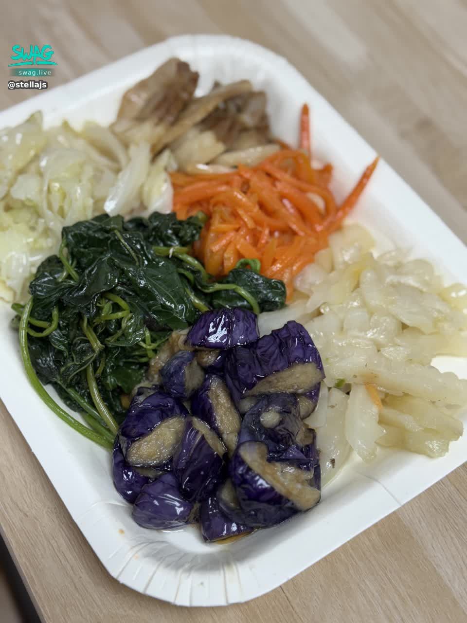 stellajs : 今天吃健康的自助餐😜Babe什麼時候要帶葡萄去吃好吃的呢🙈