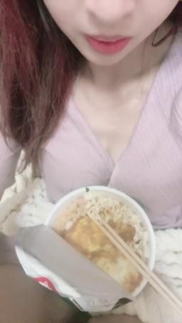 lovemeredith : 天婦羅泡麵+氣炸荷包蛋，你想吃嗎？那再加你打的熱豆漿好不好？