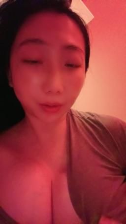 bershuka : 今天穿的睡衣是一件很很寬鬆大V領的衣服🤍