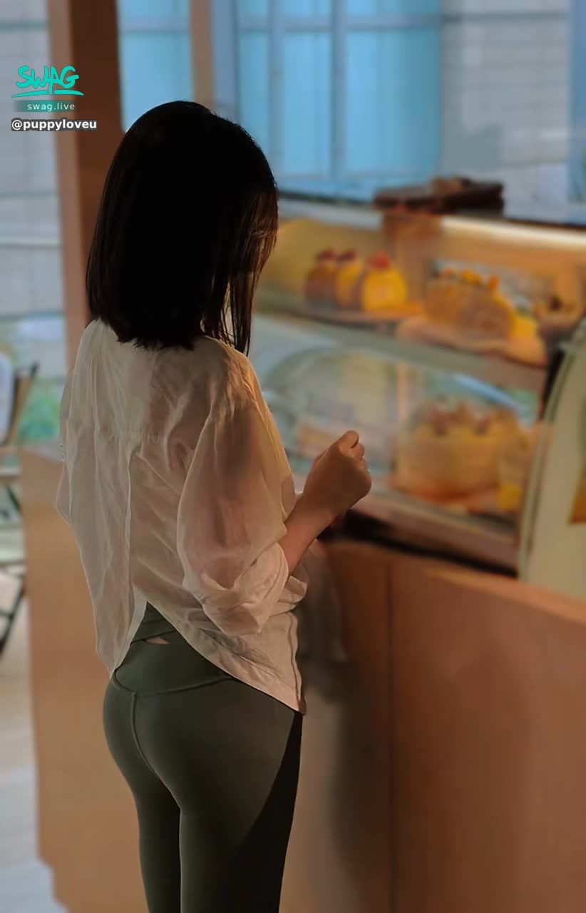 puppyloveu : ❌教練不要看
吃塊小蛋糕，人生步步高🍰

 1️⃣按下「追蹤」不會錯過怕筆的直播
 2️⃣看看「影片」➕「限動」先看我多騷
 3️⃣私訊 「怕筆本人」回覆 來跟我純❤️約會

I’m 怕筆✏️護理界🔞暗黑小曾莞婷💓