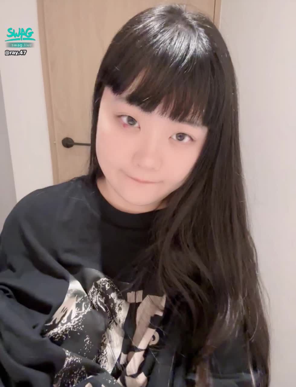 ray.47 : 最近收到大家的私信真的很感動🥲但各位～我目前暫時不會開直播了～但會偶爾放放影片照片閃現一下🤪也許哪天突然想到來個閃播也不一定🥴總之謝謝大家的喜歡🙇🏻‍♀️