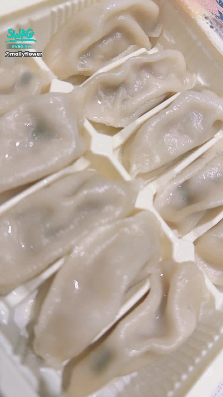 mollyflower : 今天加班 剛到家⋯
我吃個晚餐就上線嗚嗚