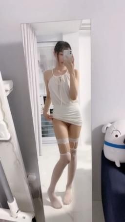 miyukibaby : 鏡子前🪞👀大長腿襪襪🤍🦵🏻想玩腳？