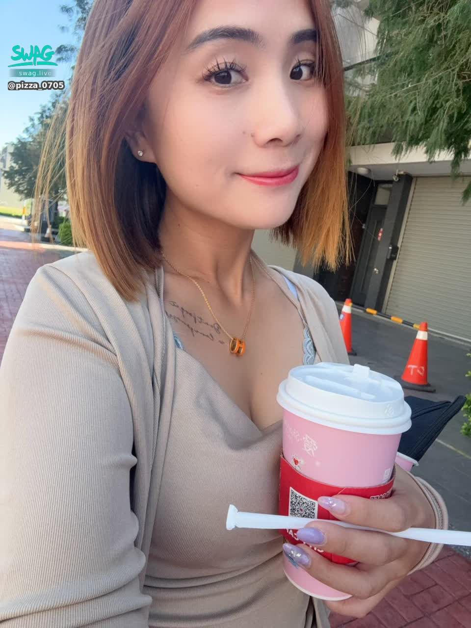 pizza_0705 : 買個咖啡怎麼一直有人在看我🫣穿這樣會太露嗎🤣 #日常 #生活 #sexy #性感 #騷 #大奶🔥 #露臉