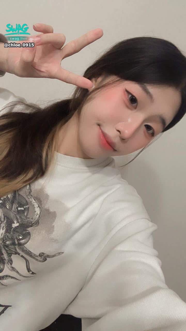 chloe_0915 : 颱風天過後誰要出門約會的❤️一起出門逛街～或是找美食😋在家待著好悶 #約會 #露臉 #sexy #性感 #生活 #日常