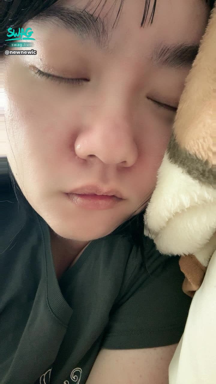 newnewic : 晚安😴🌙
深夜想睡覺，有沒有小哥哥要一起入睡 🛌
再熬夜下去就要長黑眼圈啦🥺