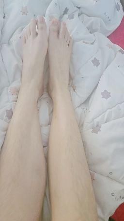 aileenn : 美腿配上白色ck🥵🥰⚡️👅