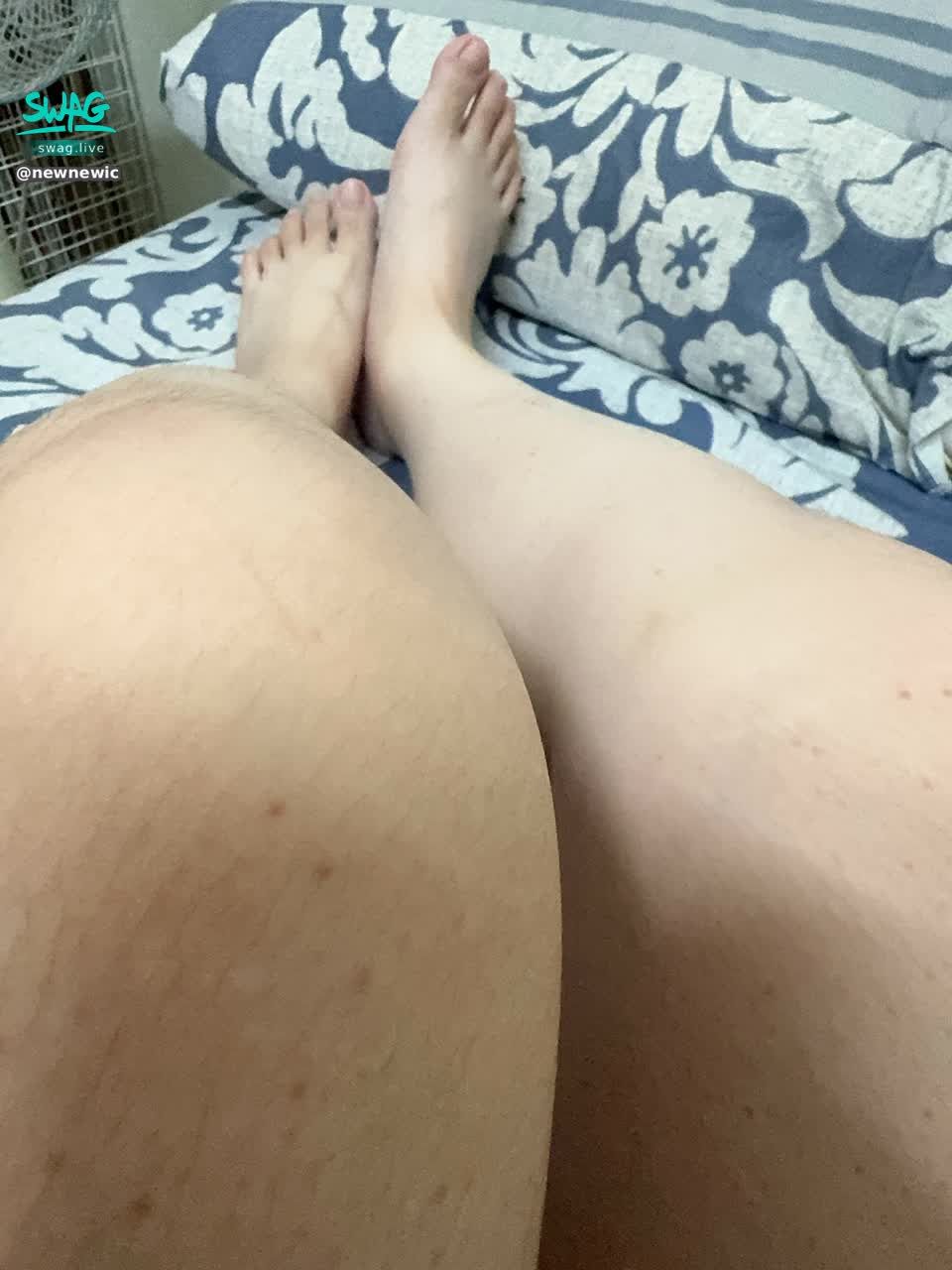 newnewic : 🦶控 Part.3 真的很喜歡我的腳！
不受控制的一直拍拍拍😆
#新人 #生活 #腳控 #小隻馬