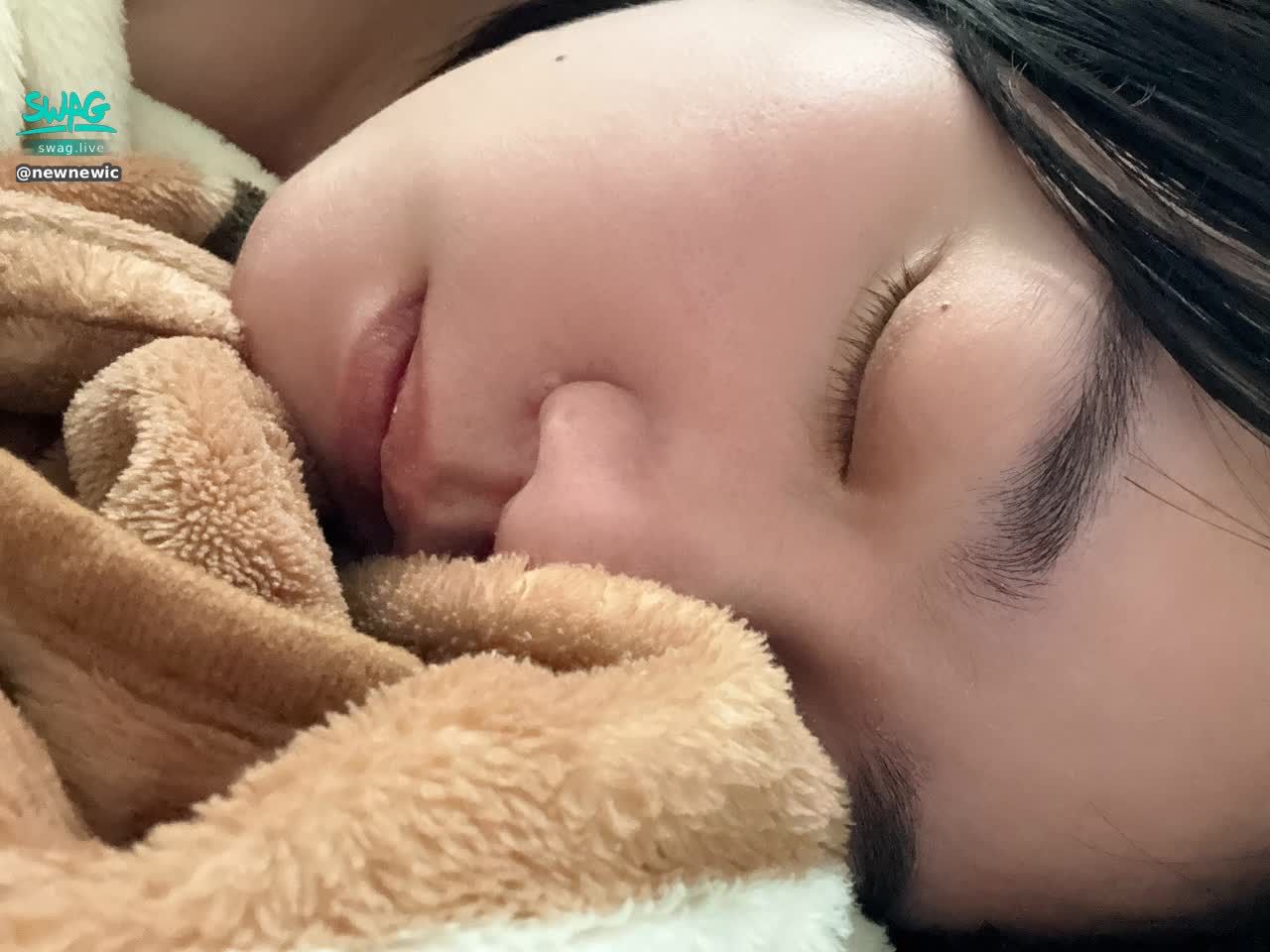 newnewic : 再讓我多睡一會兒
最近的天氣真的很好睡 🛌💤
#新人 #生活 #露臉