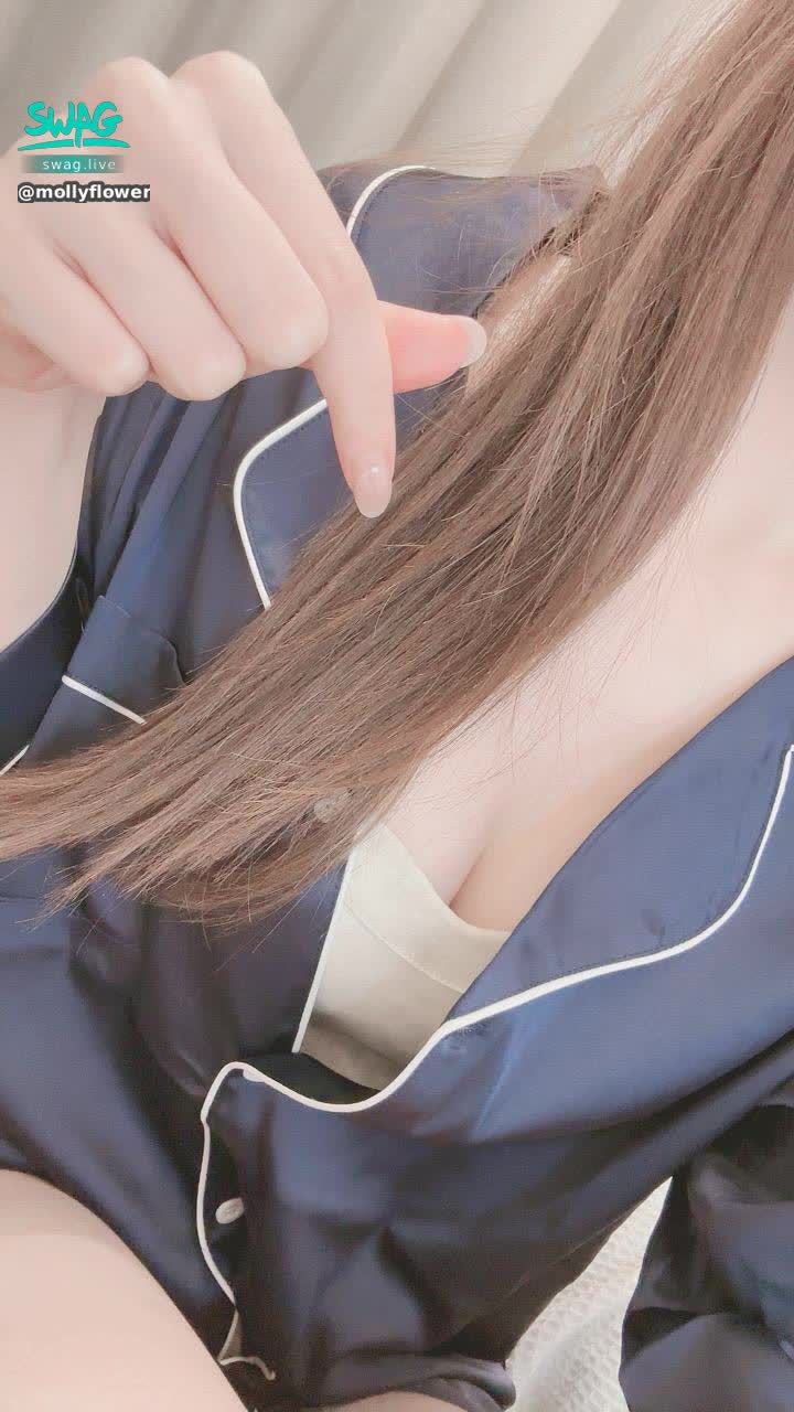 mollyflower : 記得茉莉11/19（三）晚上10點
生日直播呦😘😘😘