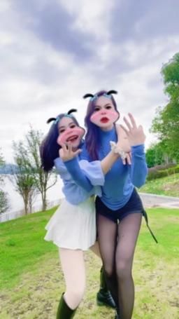 mee900 : 我有钱有身材🤭🤭笑发财我了#户外 #姐妹 #搞笑 #舞蹈#长腿