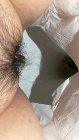 xxc3128 : 在公司的廁所尿尿😦 所以墊了很多衛生紙😆